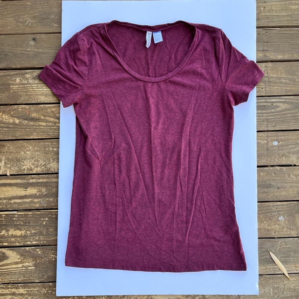 3/$30 H&M Divided Basic T shirt in burgundy, L